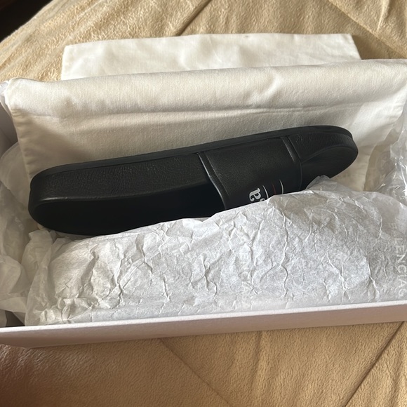Balenciaga pool slides😻 - Picture 4 of 8